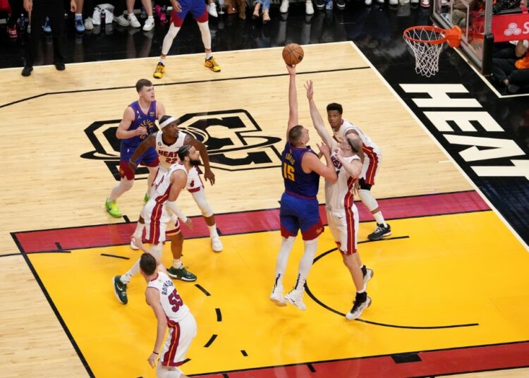 Los Denver Nuggets derrotan a los Miami Heat en el tercer partido y se ubican 2-1 en las finales