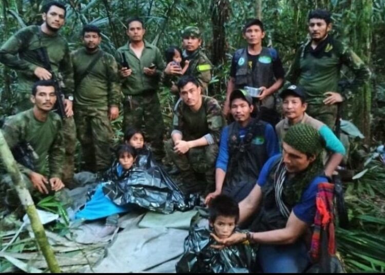 Hallan con vida en la selva colombiana a los 4 niños que desaparecieron hace 40 días tras un accidente de avión