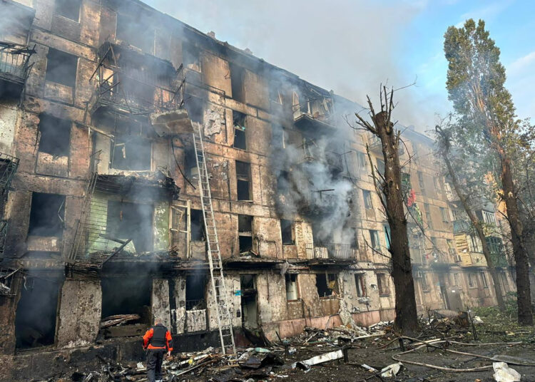 Al menos diez muertos y varias personas bajo los escombros tras un bombardeo ruso a la ciudad natal de Zelensky