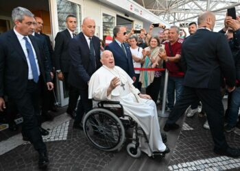 El papa Francisco recibe el alta tras nueve días hospitalizado por cirugía