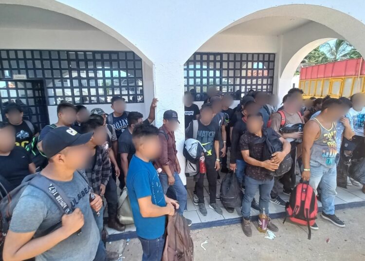 México detiene migrantes que viajaban en un camión de carga