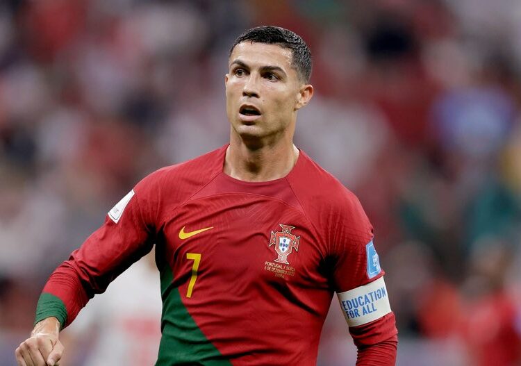 Un aficionado sorprendió a Cristiano Ronaldo y lo levantó en el aire durante un partido de Portugal