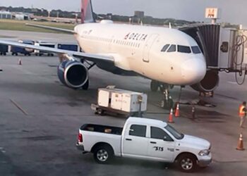 Un trabajador del aeropuerto de San Antonio en EEUU murió al ser succionado por el motor de un avión