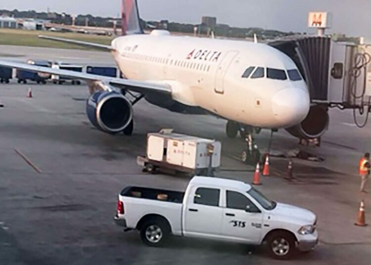 Un trabajador del aeropuerto de San Antonio en EEUU murió al ser succionado por el motor de un avión