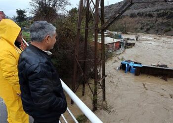 (VIDEOS) Dos muertos y miles de personas aisladas por lluvias torrenciales en Chile