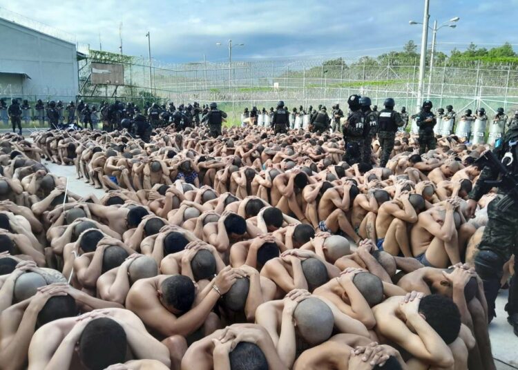 Militares toman control de cárceles en Honduras tras muerte de reclusas