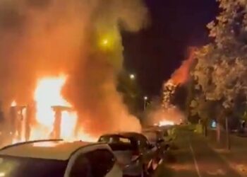 (IMÁGENES FUERTES ) Un policía mata a tiros a un joven de 17 años y estallan los disturbios en Francia