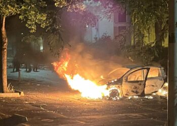 Macron calificó de “injustificables” las violentas protestas en un suburbio de París que han dejado al menos 150 detenidos