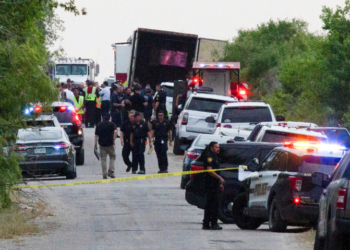 Detienen a cuatro mexicanos por la muerte de 53 migrantes dentro de un tráiler en Texas