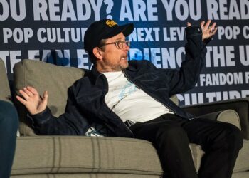 (VIDEO) Michael J. Fox sufre una caída durante una reunión del elenco de Back to the Future