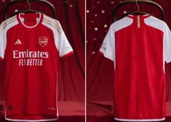 El error en la nueva camiseta del Arsenal que costará millones de dólares