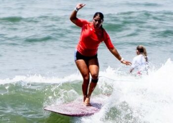 ¡Otra más! Sindy Portillo logró la medalla de oro para El Salvador en surf en la modalidad «Longboard».