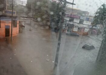 Personas evacuadas y calles inundadas en distintos puntos de San Salvador debido a fuertes tormentas