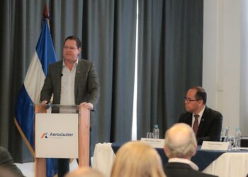 Gobierno firma acuerdo de colaboración del Aeroclúster El Salvador