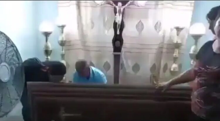 Fallece la mujer que despertó dentro del ataúd durante su funeral en Ecuador