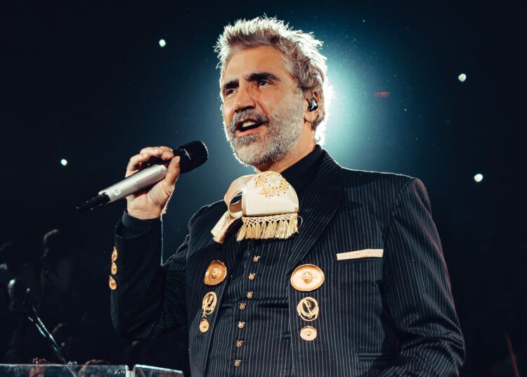 Alejandro Fernández corre a los asistentes de uno de sus conciertos