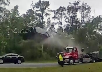 (VIDEO) Una mujer se distrae mientras conduce y su coche vuela tras meterse por la rampa de una grúa