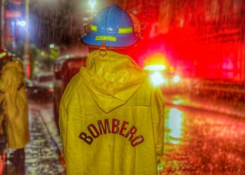 Rescatan a conductor que quedó atrapado en un bus que lo arrastró la correntada de lluvias