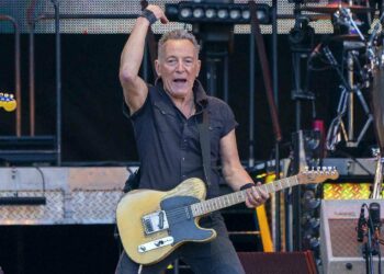 (VIDEO) Bruce Springsteen sufrió una caída en el escenario durante un concierto en Ámsterdam