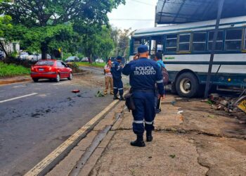 Varios lesionados al estrellarse un autobús de la ruta 105 contra una vivienda en carretera hacia Sonsonate