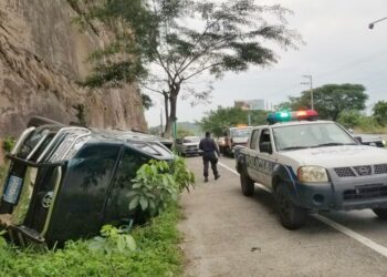 Mujer se accidenta al domirse y perder el control de su vehículo