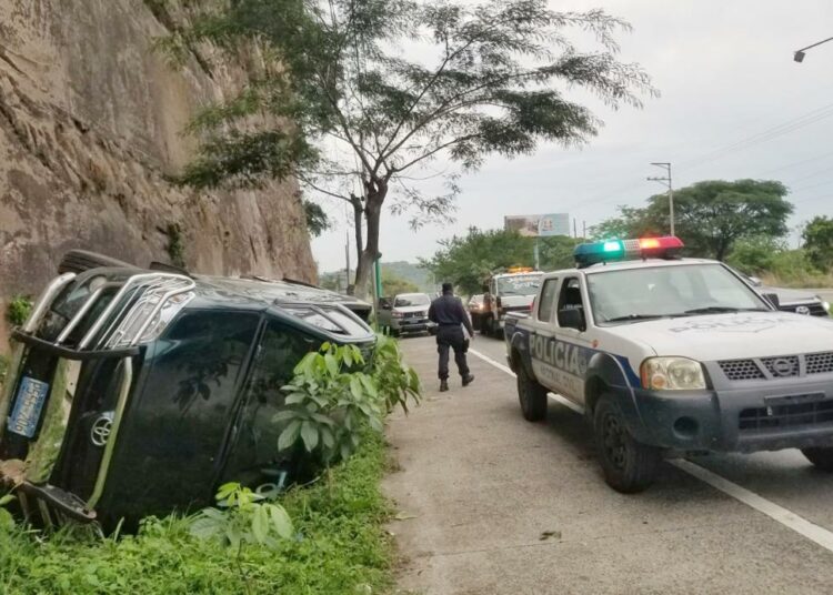 Mujer se accidenta al domirse y perder el control de su vehículo