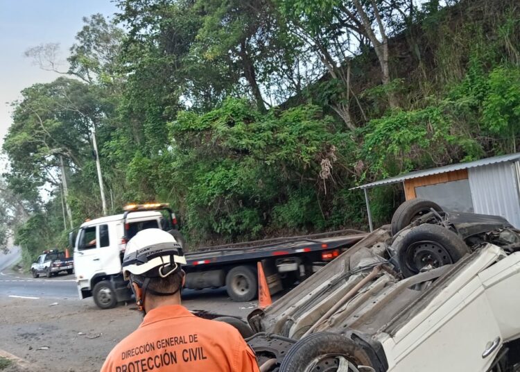 Vehículo volcado deja un fallecido y un herido tras accidente de tránsito