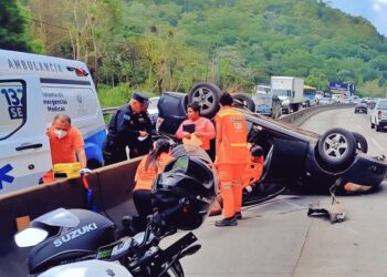 Reportan accidente de tránsito de un vehículo volcado en carretera Los Chorros