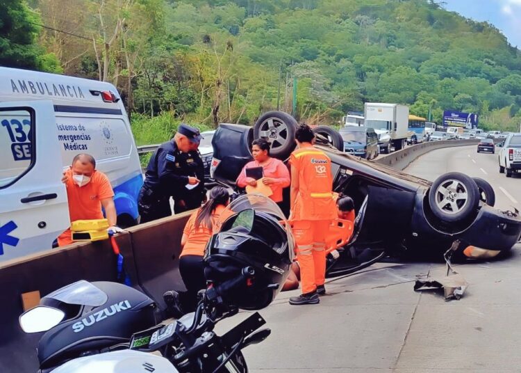 Reportan accidente de tránsito de un vehículo volcado en carretera Los Chorros