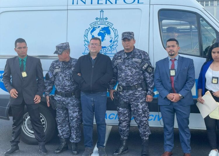 El Salvador entrega a Guatemala a un hombre acusado de haber hurtado un vehículo