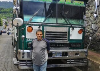 Capturan a conductor que huyó de la escena tras dejar caer una estudiante del autobús en movimiento