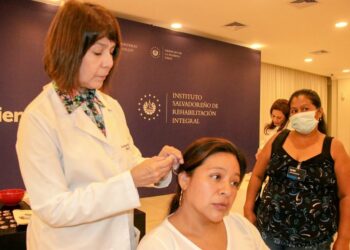 Primera Dama realiza jornada de entrega de aparatos auxiliares auditivos