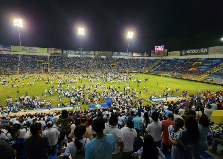 Responsables de la estampida del estadio Cuscatlán son acusados por agrupaciones ilícitas