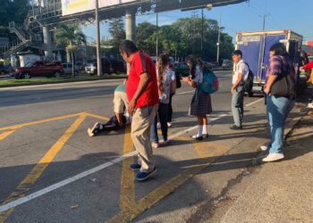 Una estudiante cae de un autobús en movimiento en la Ceiba de Guadalupe