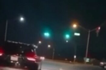 Automovilistas captan misteriosas luces giratorias en el cielo