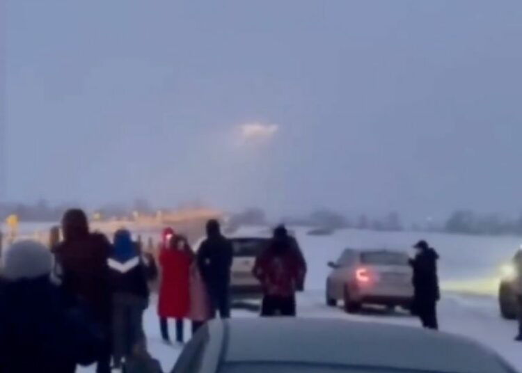 (VIDEO) Misteriosas luces en el cielo con un escalofriante sonido aturden a Rusia