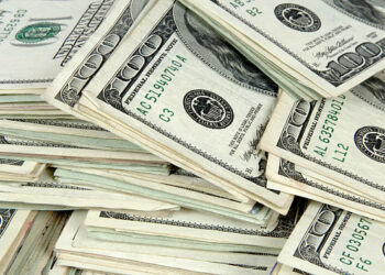 Taxista encuentra más de 27 millones de dólares en su cuenta bancaria