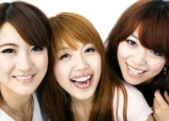 Ganan popularidad en Japón entrenamientos para aprender a sonreír
