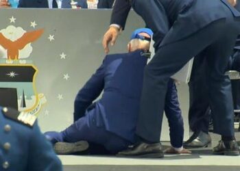 (VIDEO) El presidente Joe Biden se tropieza y cae durante la ceremonia de graduación de la Fuerza Aérea de EE.UU.