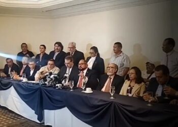 Fortín Magaña, Rubén Zamora y Ronald Umaña presentan a candidato a la presidencia 2024, pero olvidan su nombre