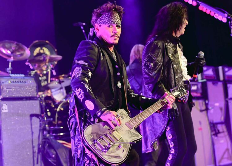 Johnny Depp regresa a los escenarios con su banda Hollywood Vampires tras fracturarse el tobillo