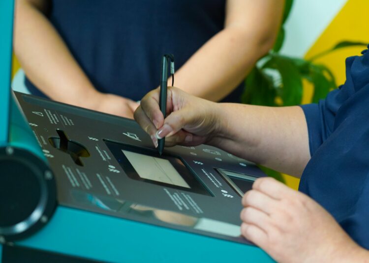 Inauguran kiosco automático para renovar y reponer el DUI