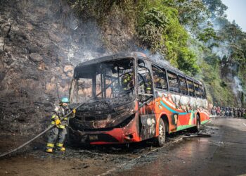 Un autobús de la ruta 201 se incendia en carretera Los Chorros