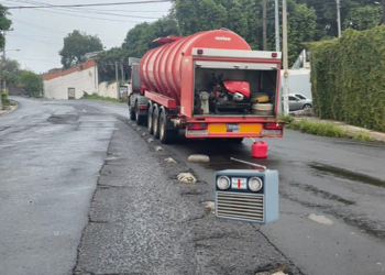 Reportan cierre total de ambos carriles en calle Antigua a Huizucar