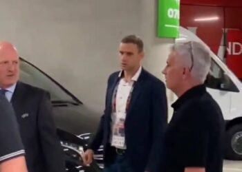 (VIDEO) Mourinho estalla contra el árbitro del Sevilla-Roma en el estacionamiento del estadio tras la final: “¡Eres una p… vergüenza!”
