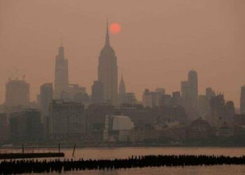 El humo de los incendios de Canadá oscurece Nueva York y pone en alerta a la costa este de EE.UU.
