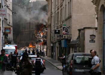 (VIDEOS) Se produce una fuerte explosión en una zona residencial de París, Francia