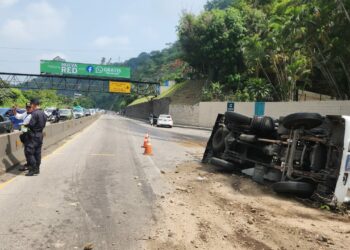 Camión pipa volcó debido a la distracción del conductor al volante