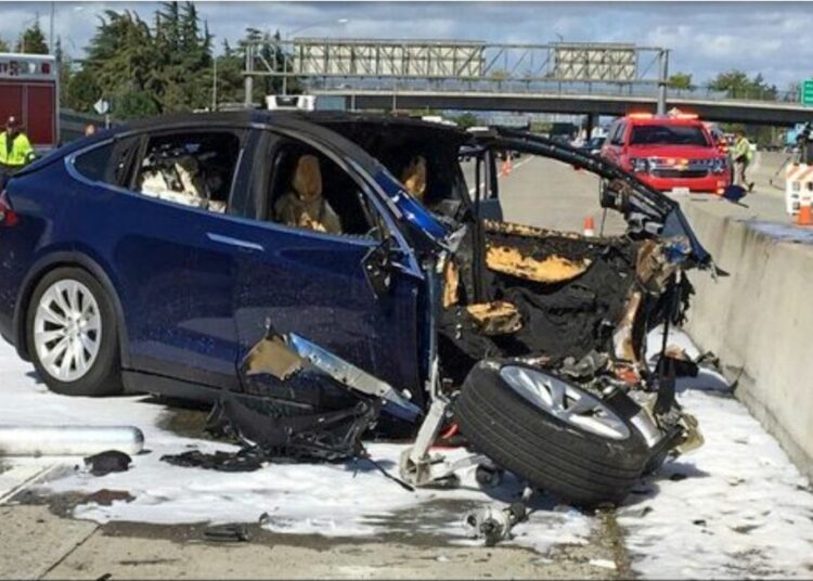 El piloto automático de los automóviles Tesla a causado 17 muertes y provocado 736 accidentes