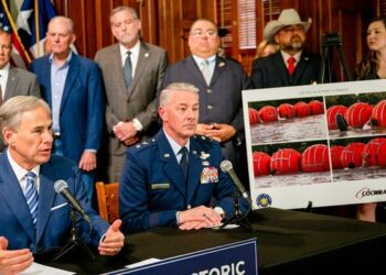 Texas colocará una barrera flotante en la frontera con México